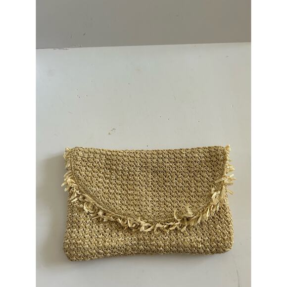 beachly Handbags - North Shore Beachly FabFitFun Thatched Fringe Clutch Bag Cream Beige Retail $60